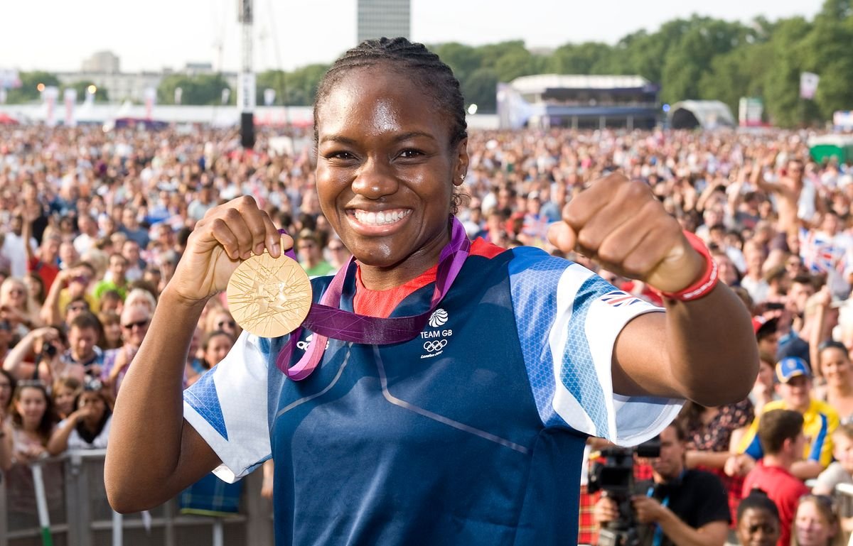 Nicola Adams គឺជាស្ត្រីដំបូងគេដែលឈ្នះមេដាយមាសអូឡាំពិកក្នុងកីឡាប្រដាល់